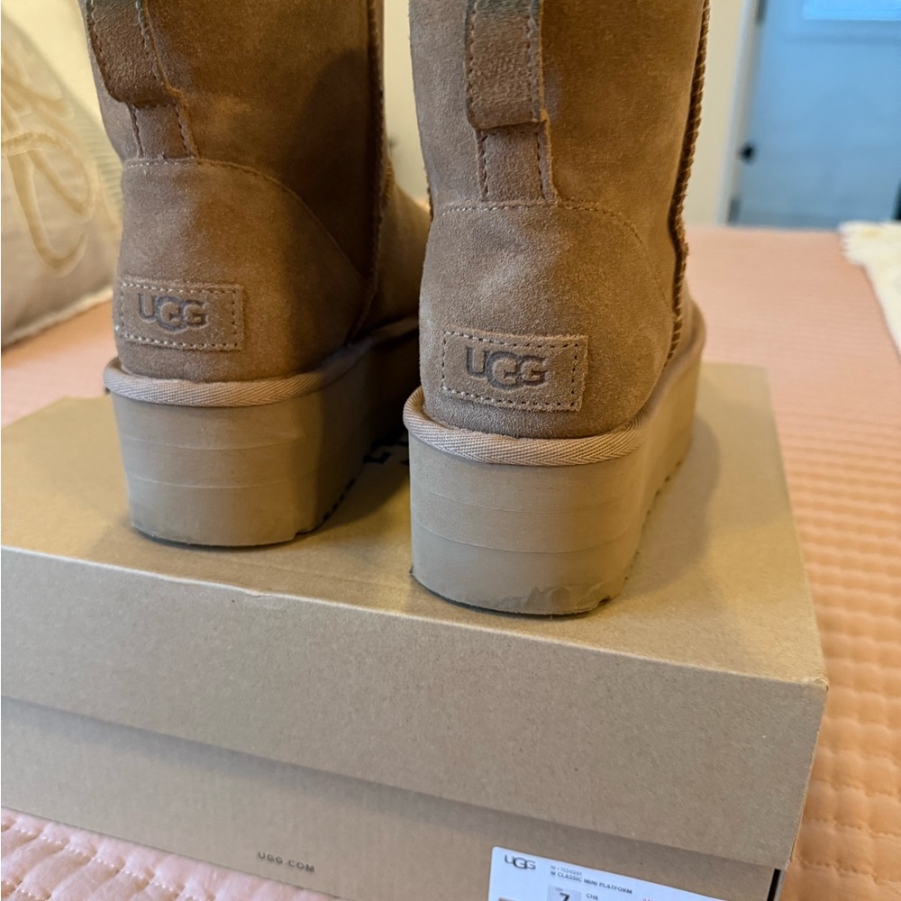 UGG mini platform